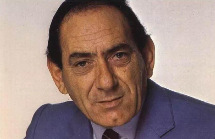 Στράτος Διονυσίου |  Η ζωή του γίνεται θεατρικό έργο! – Αυτός είναι ο ηθοποιός που θα τον υποδυθεί!